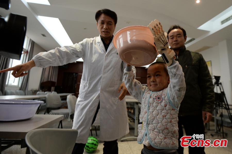 5-year-old boy given 3D printed hand(1/4)