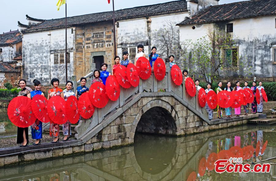Female officials shoot tourism promotional photos for village(1/4)