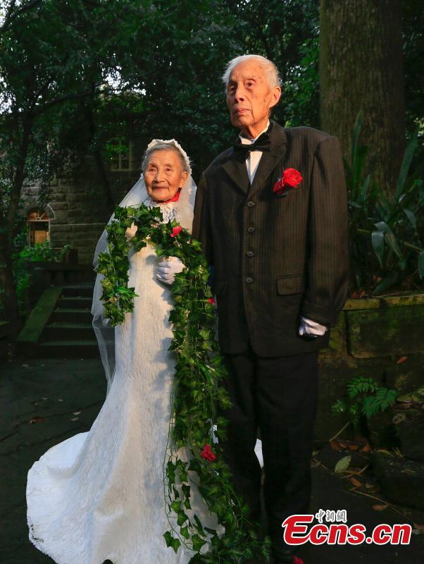Elderly couple takes photos in same place they got married 70 years ago(1/5)