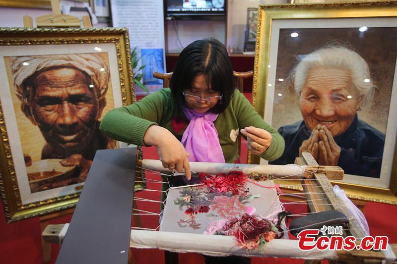 The art exhibition of embroidery and silk tapestry shows in Nanjing(1/2)
