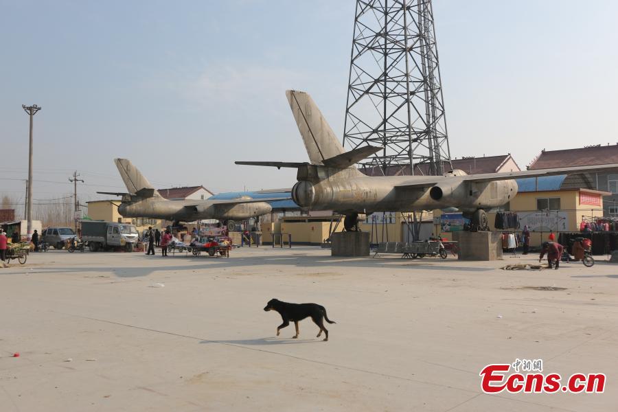 Fighter jets 'land' at rural market in E China city(1/4)