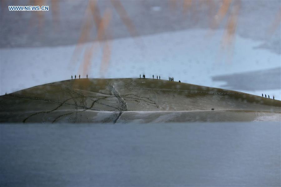 Crescent Lake scenery spot in NW China(1/8)