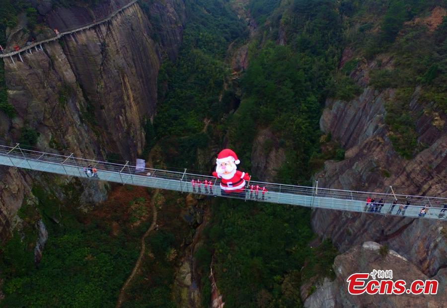 Santa Claus greets visitors on suspension bridge(1/6)