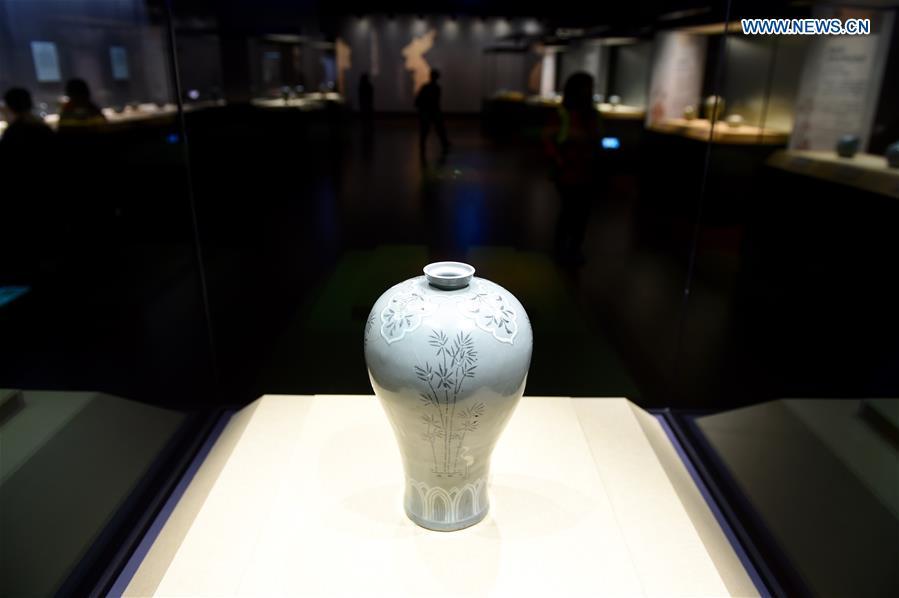 An ancient Korean porcelain work is displayed at the Southern Branch of Palace Museum in Chiayi, southeast China\'s Taiwan, Dec. 28, 2015. A long-awaited new branch of Taipei\'s Palace Museum was inaugurated in Chiayi city of south Taiwan on Monday. The project, with an area of about 68 hectares, is made up of a museum building, a green park and a lake. It costs more than 10.93 billion New Taiwan dollars (341 million U.S. dollars) and the design and construction took about 11 years. (Photo: Xinhua/Jiang Kehong)