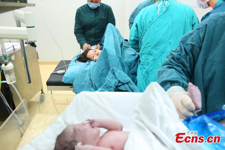 Written instructions help deafmute give birth(7/7)