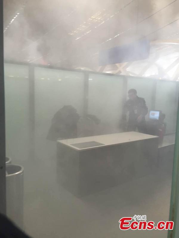 Portable battery charger on fire during airport security check(1/3)