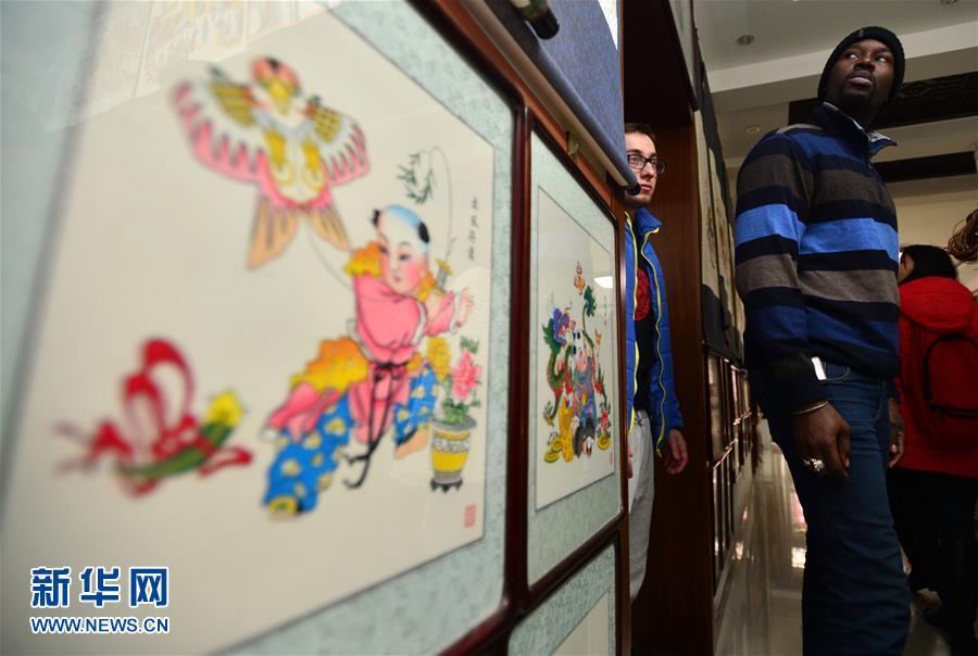 American students fascinated by Yangliuqing New Year paintings(1/4)