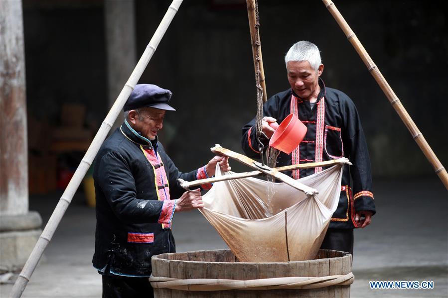 Villagers in SW China make sweet potato vermicelli for lunar New Year(1/11)