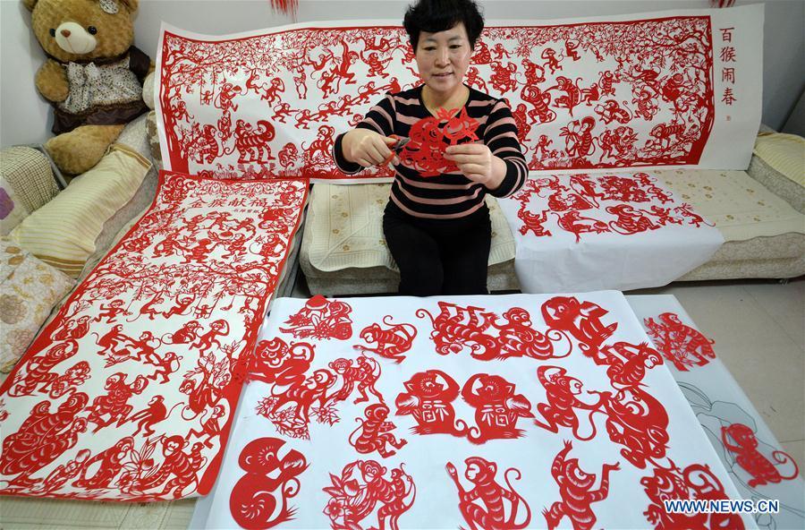 Folk artist makes paper-cut works for Year of Monkey (1/5)