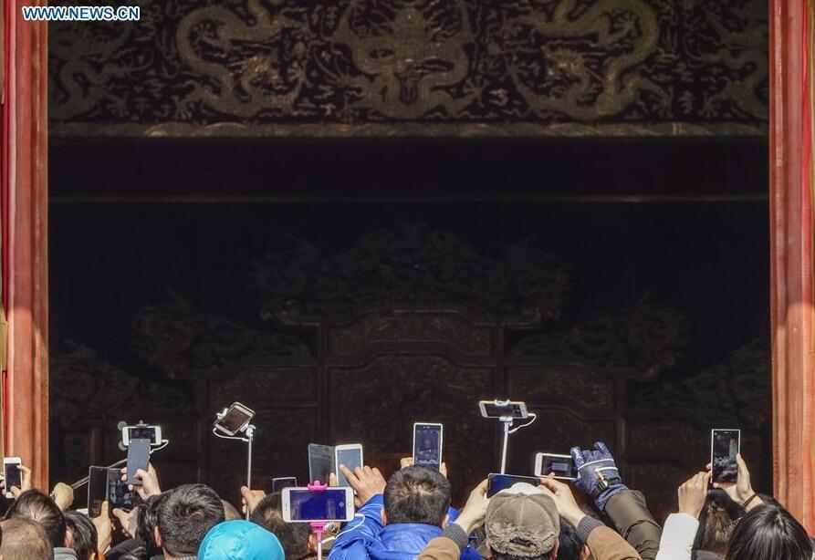 Forbidden City attracts visitors during Spring Festival(1/4)
