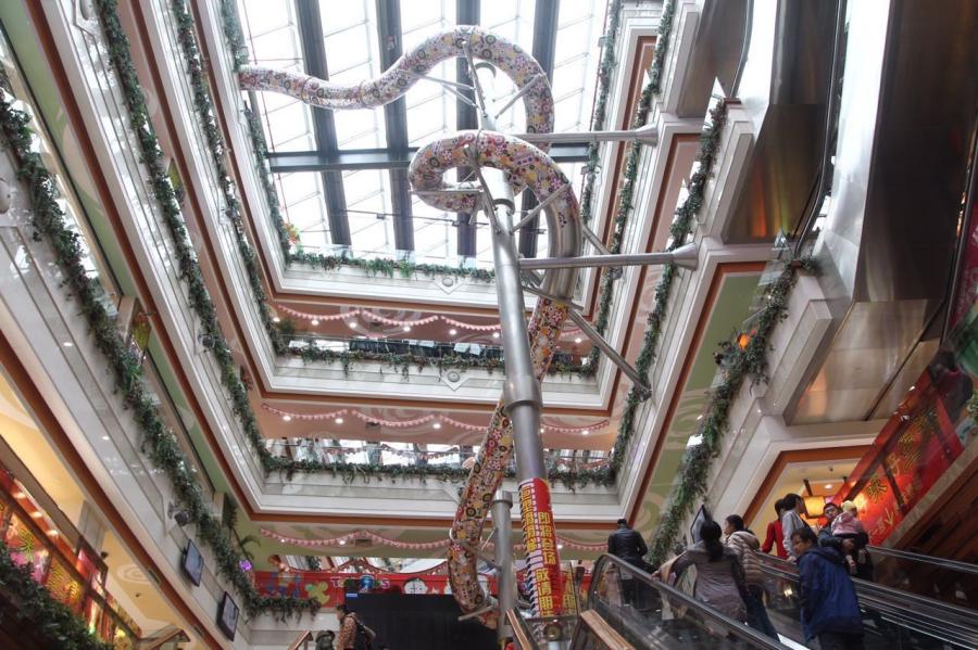 Five-storey slide at shopping mall (1/4)