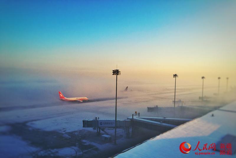 Freezing fog shrouds Diwopu Int'l Airport in Xinjiang(1/3)