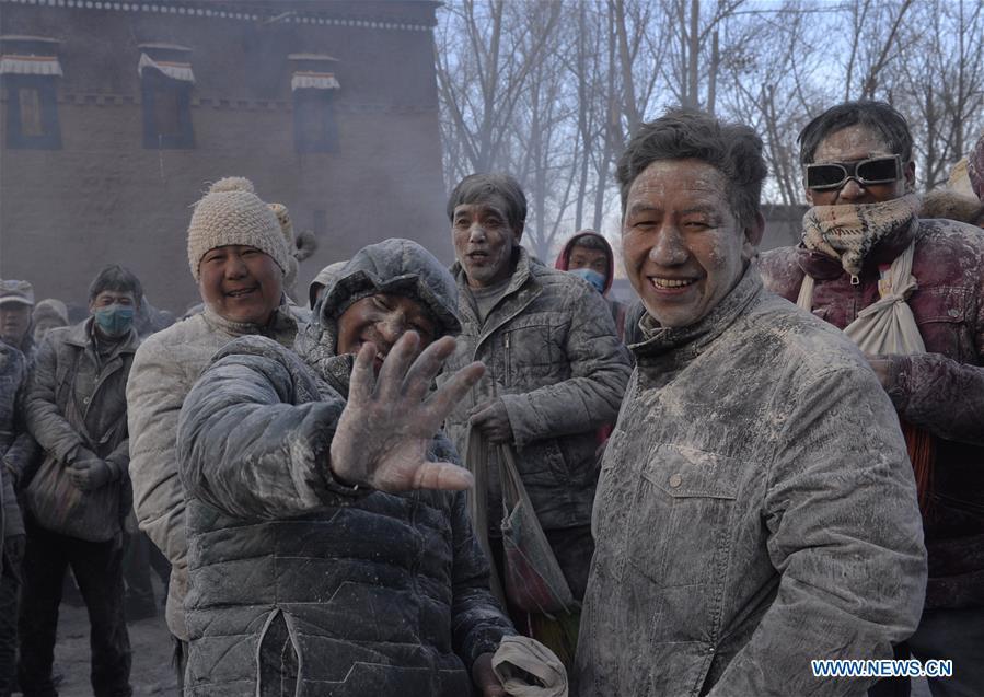 Tibetans launch 'zanba fight' to wish good luck & harvest year(1/11)