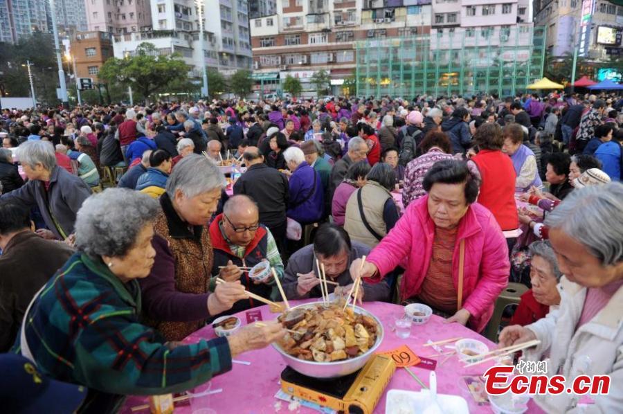4,000 seniors enjoy banquet in Hong Kong (1/3)