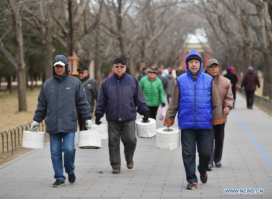 Temperature falls sharply in Beijing (1/5)