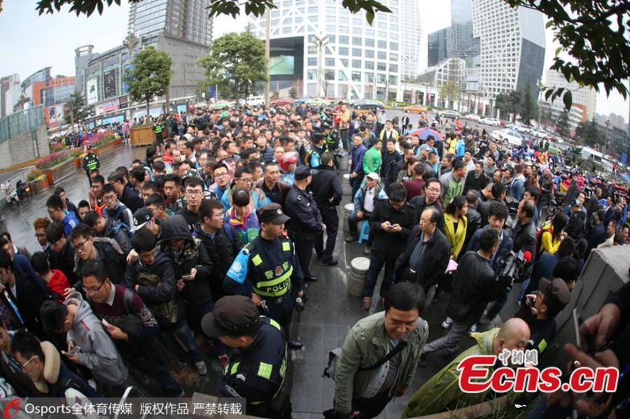 80-year-old woman queues for son’s basketball ticket(1/5)