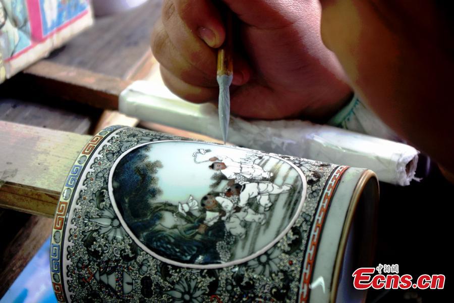 Age-old craft thrives in 'Porcelain Capital' Jingdezhen(1/13)