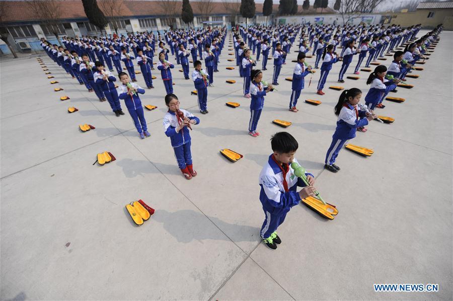Pupils of Foyelai Primary School perform Hulusi, a gourd-shaped traditional wind instrument, in Xinglong County of Chengde City, north China\'s Hebei Province, March 16, 2016. Students in Xinglong County learn traditional Chinese martial art, diabolo exercising and Hulusi performance during their spare time. (Photo: Xinhua/Wang Liqun)