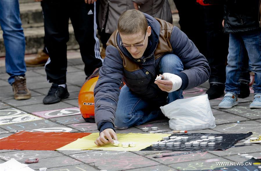 People mourn victims in downtown Brussels(1/11)