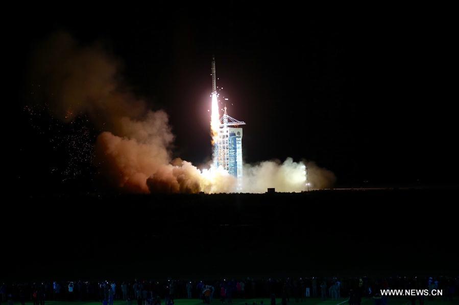 China launches SJ-10 retrievable space science probe(1/6)