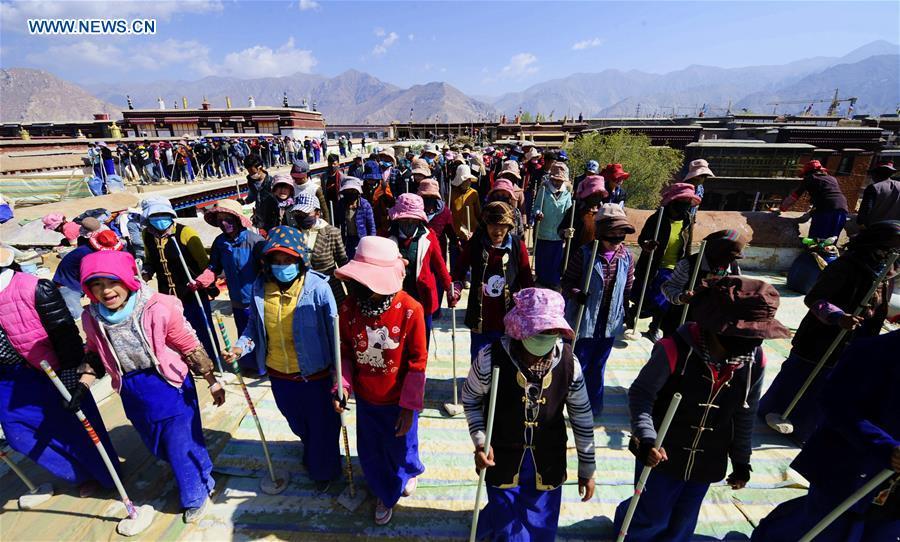Craftswomen repair roof of Tibet monastery(1/6)