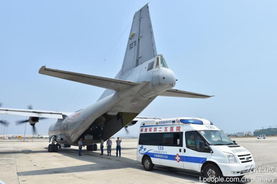 PLA plane lands at Yongshu Jiao reef to help patients(1/5)