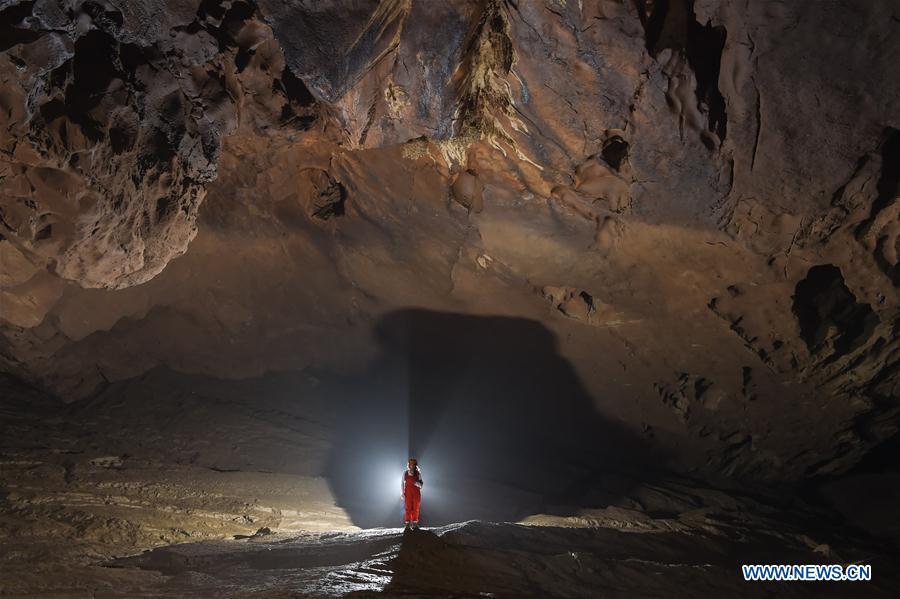 A look of world's largest cave chamber in Guizhou(10/12)