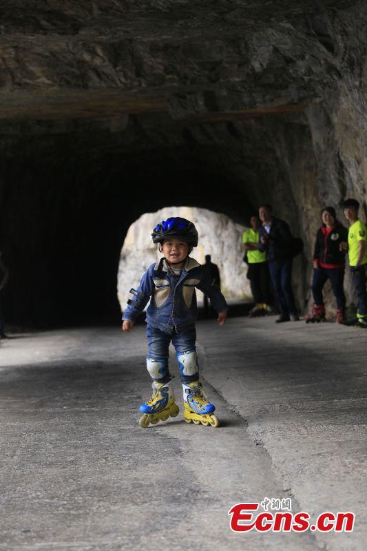 4yearold boy roller skates for Earth Day(1/6)