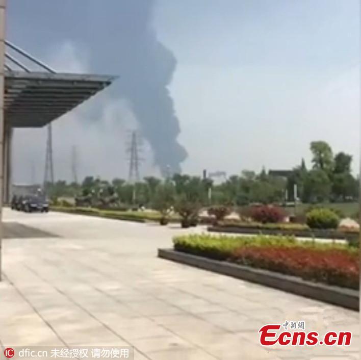 Warehouse storing chemicals and fuel catches fire in E. China city(1/4)
