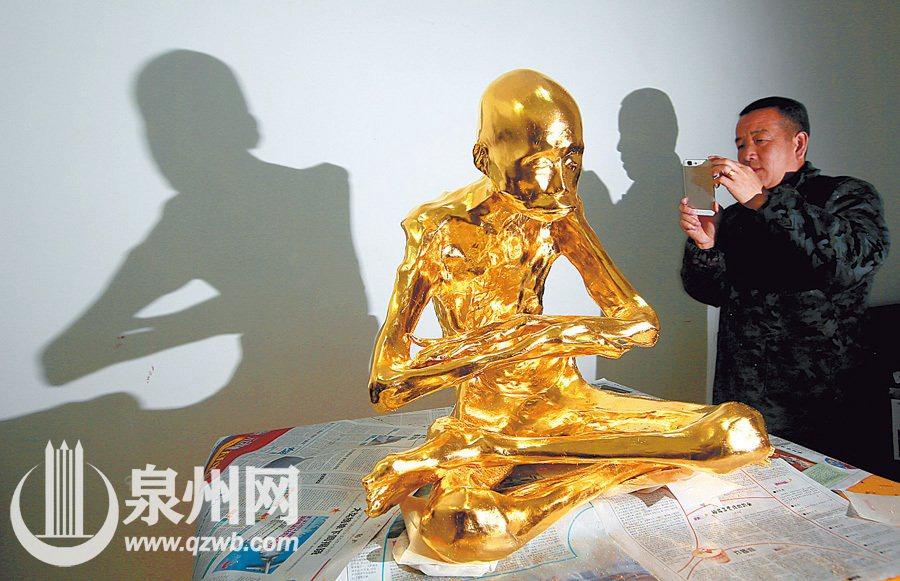 A monk in a temple in Quanzhou, southeast China\'s Fujian province, died three and a half years ago but his body did not decompose at all and was made into a gold Buddha statue. Since Jan. 10, 2016, the monk\'s body had gone through a series of treatment including sterilizing and painting. After three months, workers picked March 16 for the last process — gilding. (Photo/Qzwb.com)