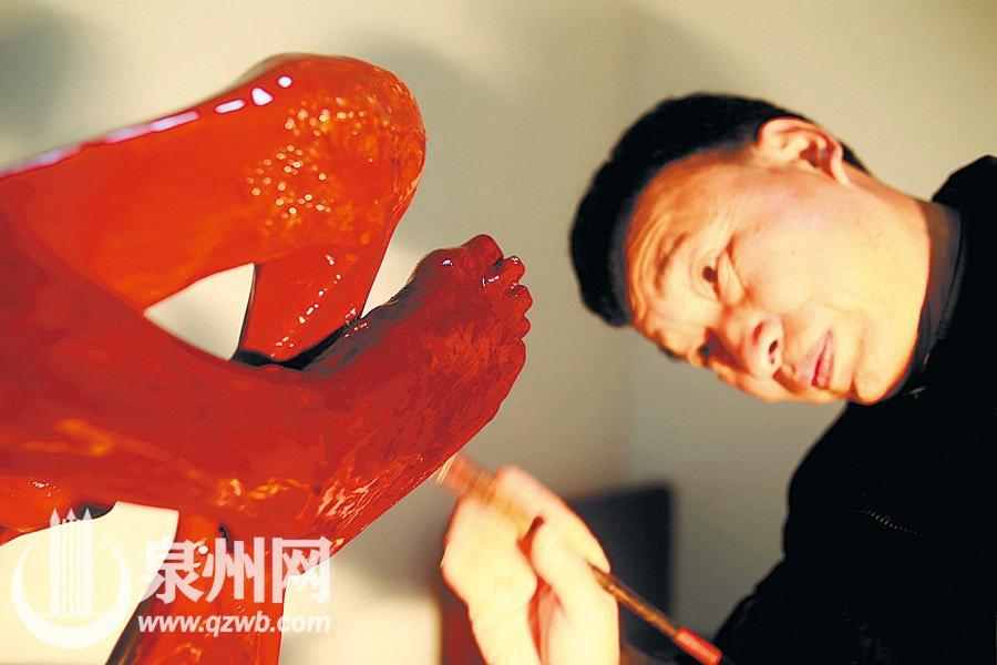 A monk in a temple in Quanzhou, southeast China\'s Fujian province, died three and a half years ago but his body did not decompose at all and was made into a gold Buddha statue. Since Jan. 10, 2016, the monk\'s body had gone through a series of treatment including sterilizing and painting. After three months, workers picked March 16 for the last process — gilding. (Photo/Qzwb.com)