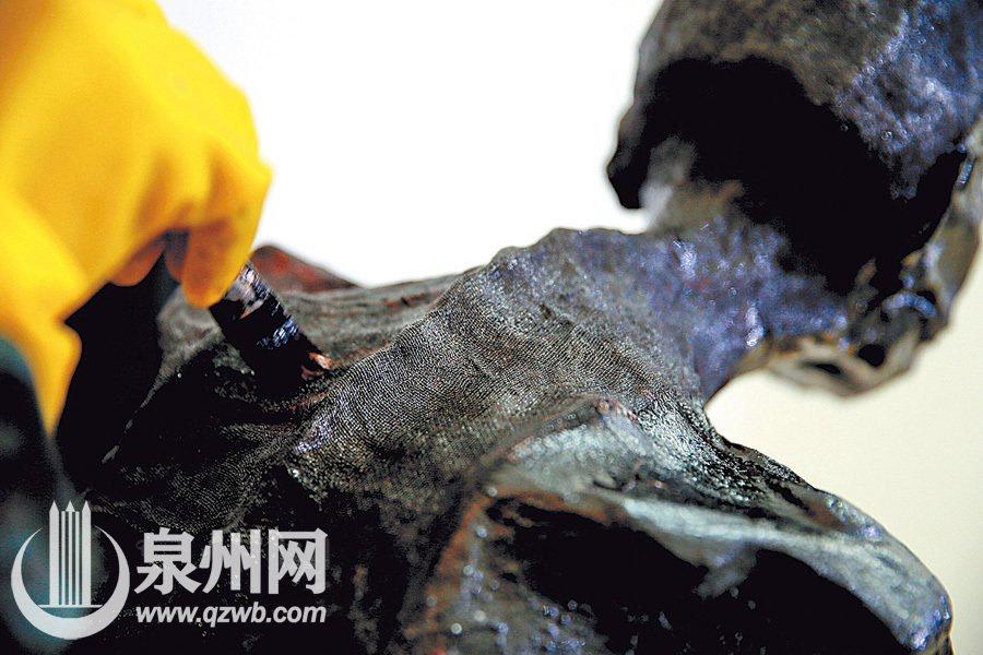 A monk in a temple in Quanzhou, southeast China\'s Fujian province, died three and a half years ago but his body did not decompose at all and was made into a gold Buddha statue. Since Jan. 10, 2016, the monk\'s body had gone through a series of treatment including sterilizing and painting. After three months, workers picked March 16 for the last process — gilding. (Photo/Qzwb.com)