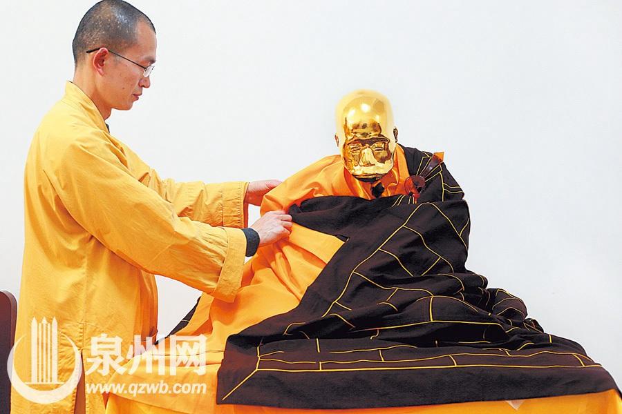 A monk in a temple in Quanzhou, southeast China\'s Fujian province, died three and a half years ago but his body did not decompose at all and was made into a gold Buddha statue. Since Jan. 10, 2016, the monk\'s body had gone through a series of treatment including sterilizing and painting. After three months, workers picked March 16 for the last process — gilding. (Photo/Qzwb.com)