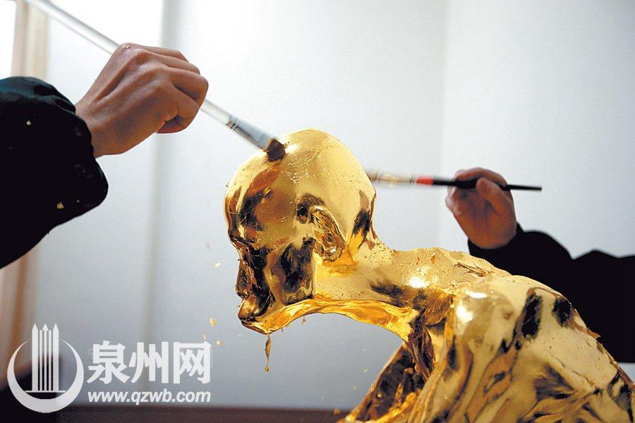 A monk in a temple in Quanzhou, southeast China\'s Fujian province, died three and a half years ago but his body did not decompose at all and was made into a gold Buddha statue. Since Jan. 10, 2016, the monk\'s body had gone through a series of treatment including sterilizing and painting. After three months, workers picked March 16 for the last process — gilding. (Photo/Qzwb.com)
