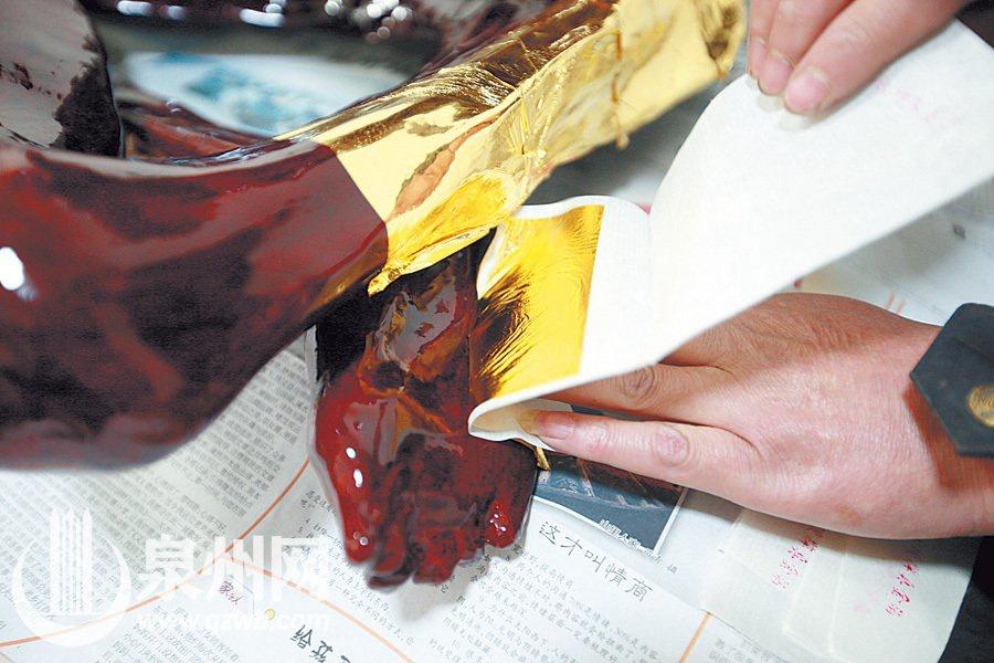 A monk in a temple in Quanzhou, southeast China\'s Fujian province, died three and a half years ago but his body did not decompose at all and was made into a gold Buddha statue. Since Jan. 10, 2016, the monk\'s body had gone through a series of treatment including sterilizing and painting. After three months, workers picked March 16 for the last process — gilding. (Photo/Qzwb.com)