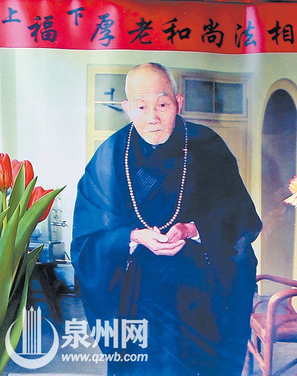 A monk in a temple in Quanzhou, southeast China\'s Fujian province, died three and a half years ago but his body did not decompose at all and was made into a gold Buddha statue. Since Jan. 10, 2016, the monk\'s body had gone through a series of treatment including sterilizing and painting. After three months, workers picked March 16 for the last process — gilding. (Photo/Qzwb.com)
