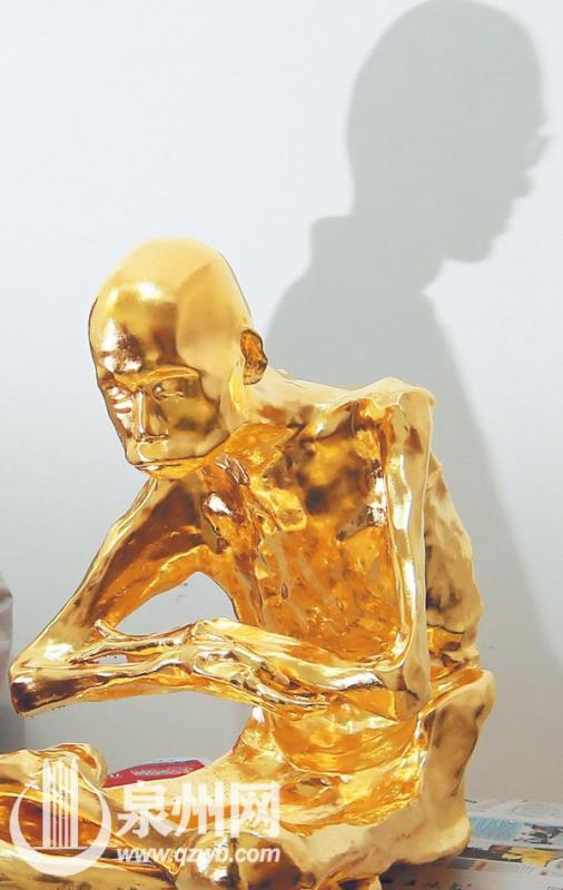 A monk in a temple in Quanzhou, southeast China\'s Fujian province, died three and a half years ago but his body did not decompose at all and was made into a gold Buddha statue. Since Jan. 10, 2016, the monk\'s body had gone through a series of treatment including sterilizing and painting. After three months, workers picked March 16 for the last process — gilding. (Photo/Qzwb.com)