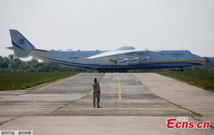 World's largest plane sets off from Europe to Australia(1/5)