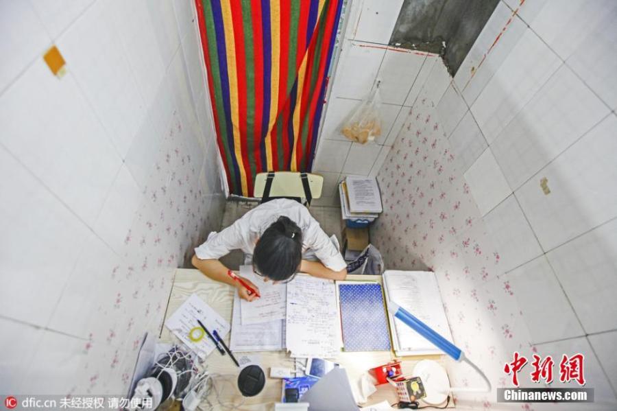 University turns inactive public bathroom into study rooms(1/4)