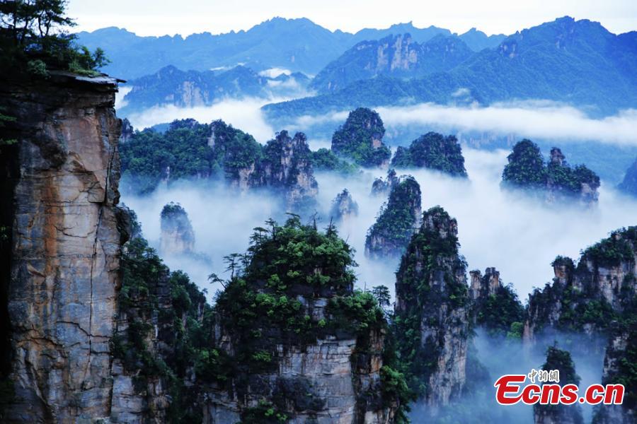 Clouds enhance natural beauty of Wulingyuan (1/5)