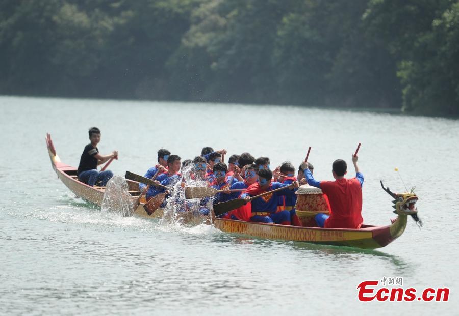 Superman vs. Batman in dragon boat race (1/6)