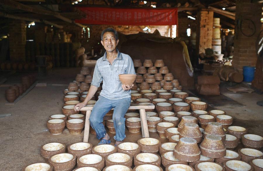 Man spends half a century making clay jars(1/8)