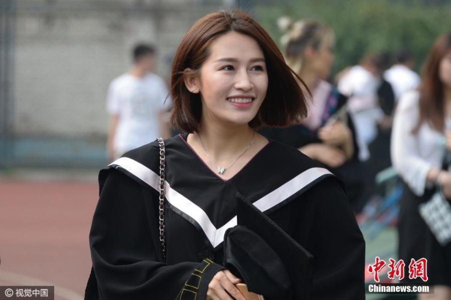 Future film stars take graduation photos (1/4)