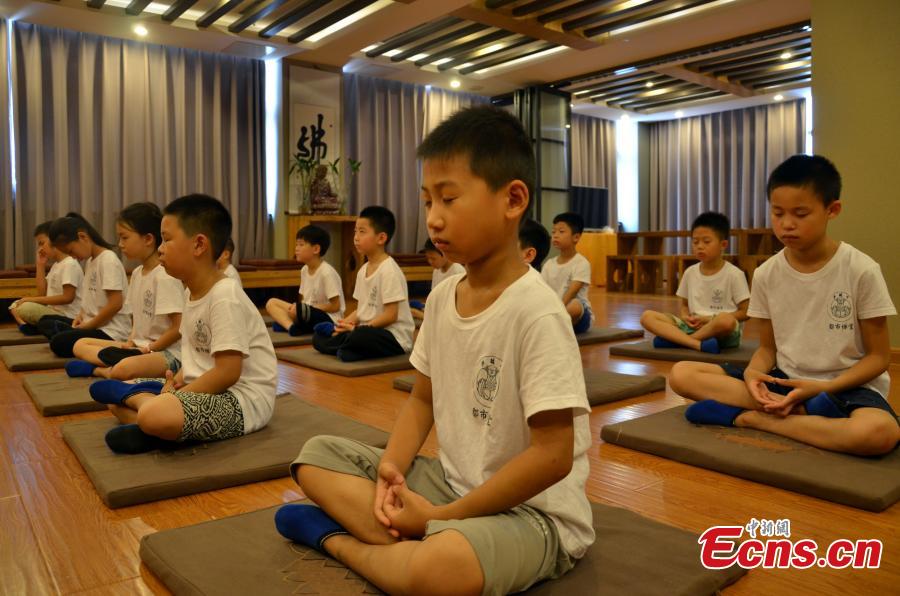 Children receive Zen Buddhism training(1/2)