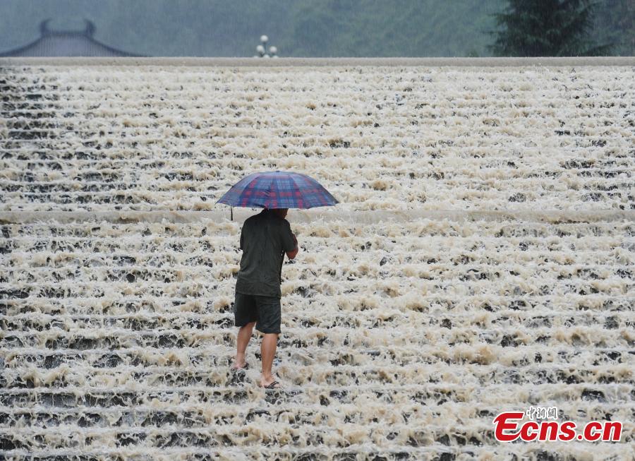 Zhangjiajie closes scenic spots after heavy rain(1/6)