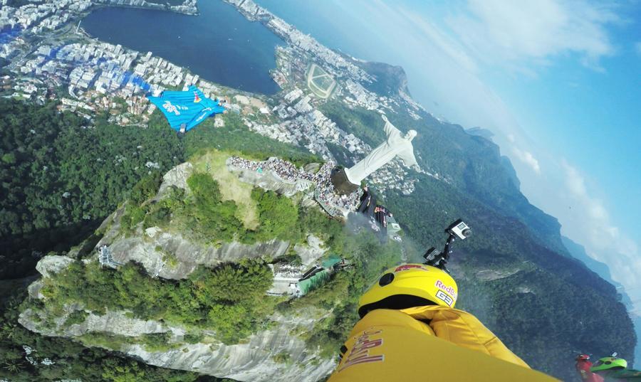 Wingsuit flyers soar over Christ the Redeemer statue(1/4)