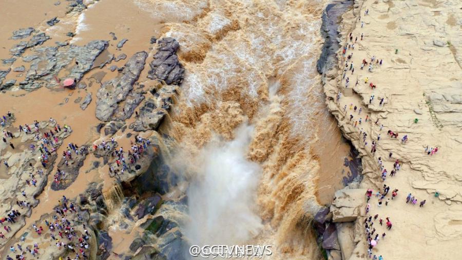 Magnificent view of Hukou Waterfall(1/9)