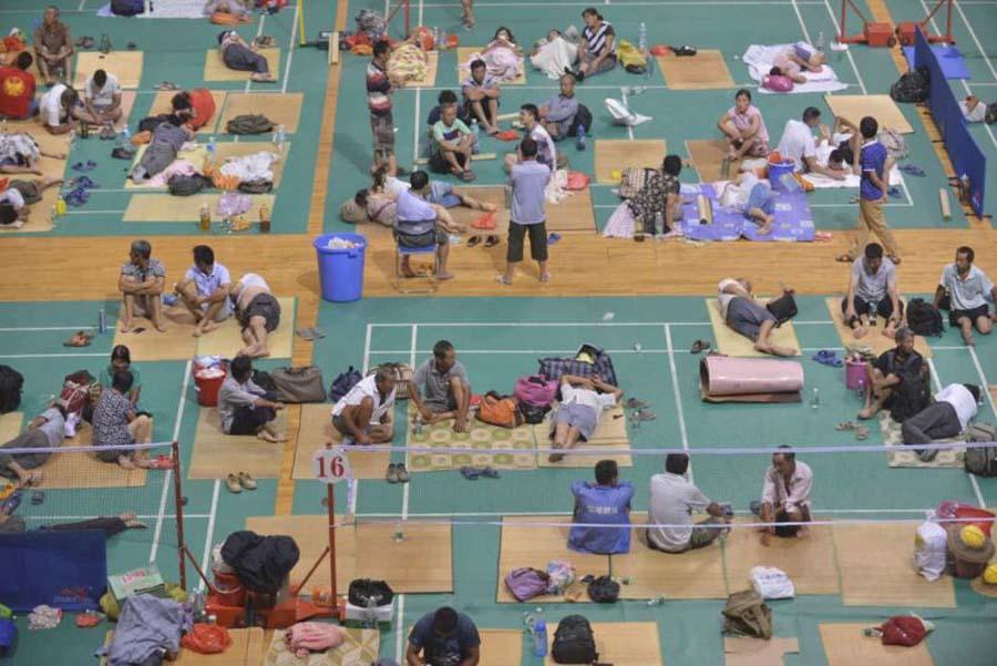 Sports venue turns makeshift shelters as Typhoon Nida lashes Shenzhen(1/7)