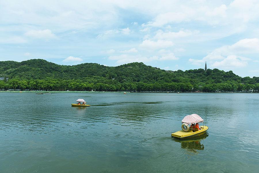 Typhoon Nida expels heat, leaves West Lake in Hangzhou bathed in coolness(1/4)
