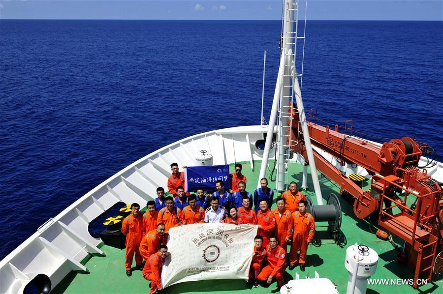 Chinese deep-sea explorer ship sails across equator(1/4)